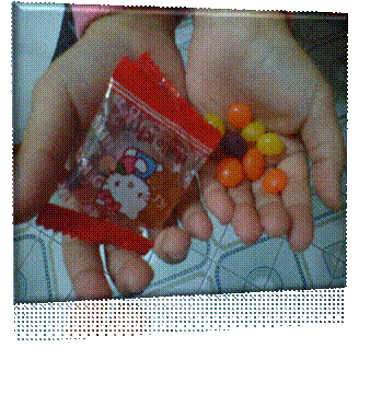圖四：我可愛的寶貝女兒雙手放滿了糖果