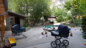 丹麥托兒所的庭院，嬰兒車內是在午睡的小嬰兒