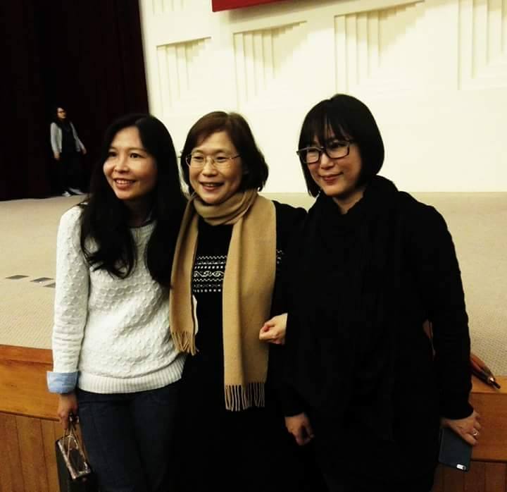 作者:幸佳慧(左)、李佳燕(中); 繪者:迷路(照片中是迷路的媽媽米米)